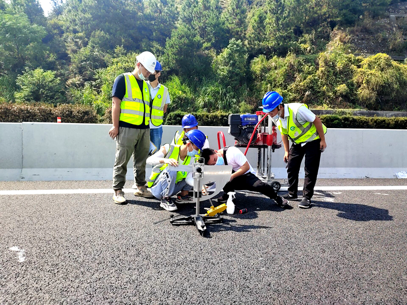 吉康改擴建C1標率先完成全線首段主線路基、路面分段交工驗收 (1)